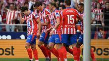 Pemain depan Atletico Madrid asal Argentina bernomor punggung 19, Julian Alvarez (kiri), merayakan golnya bersama rekan satu timnya setelah mencetak gol ketiga bagi timnya dalam pertandingan Liga Spanyol antara Club Atletico de Madrid dan Real Betis di Stadion Metropolitano di Madrid pada tanggal 18 Mei 2025. (JAVIER SORIANO/AFP)