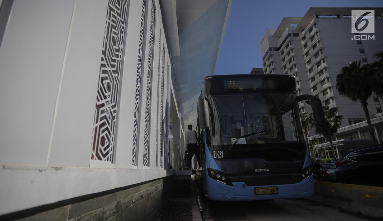 Sebuah bus Transjakarta berhenti di Halte Bundaran Hotel Indonesia (HI), Jakarta, Senin (25/3). Halte Bundaran HI menjadi halte Transjakarta pertama yang terintegrasi fisik secara langsung dengan stasiun Moda Raya Terpadu (MRT). (Liputan6.com/Faizal Fanani)