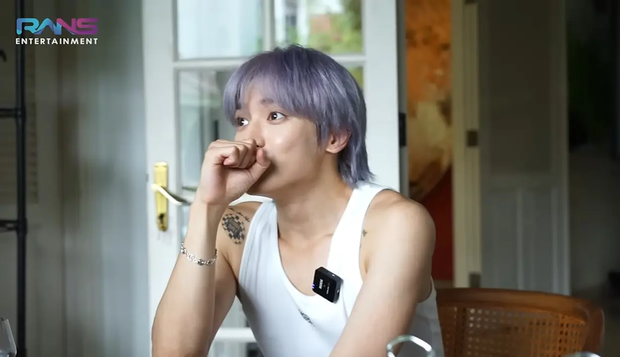 Awalnya, taeyong mengatakan bahwa sambal itu tak terlalu pedas, namun tiga detik kemudian dia mulai kepedasan. "Tunggu dulu! Wah, lidahku seperti terbakar" (Foto: YouTube/ Rans Entertainment)
