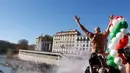 Simone Carabella dari Italia bersiap untuk melompat ke Sungai Tiber dari Jembatan Cavour di Roma, Selasa (1/1). Masyarakat Italia menandai mulainya tahun 2019 dengan tradisi terjun ke Sungai Tiber dari jembatan setinggi 18 meter. (AP/Riccardo De Luca)