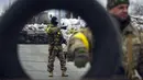 Prajurit Ukraina menjaga pos pemeriksaan di jalan utama di Kyiv, Ukraina, 7 Maret 2022. (AP Photo/Vadim Ghirda)