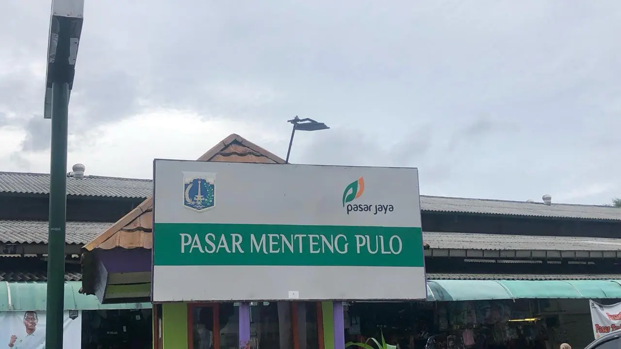 Harga beras di beberapa wilayah Jakarta mengalami penurunan sebesar Rp1.000 sampai Rp2.000 jelang bulan Ramadan, salah satunya di Pasar Jaya Menteng Pulo, Jakarta Selatan.