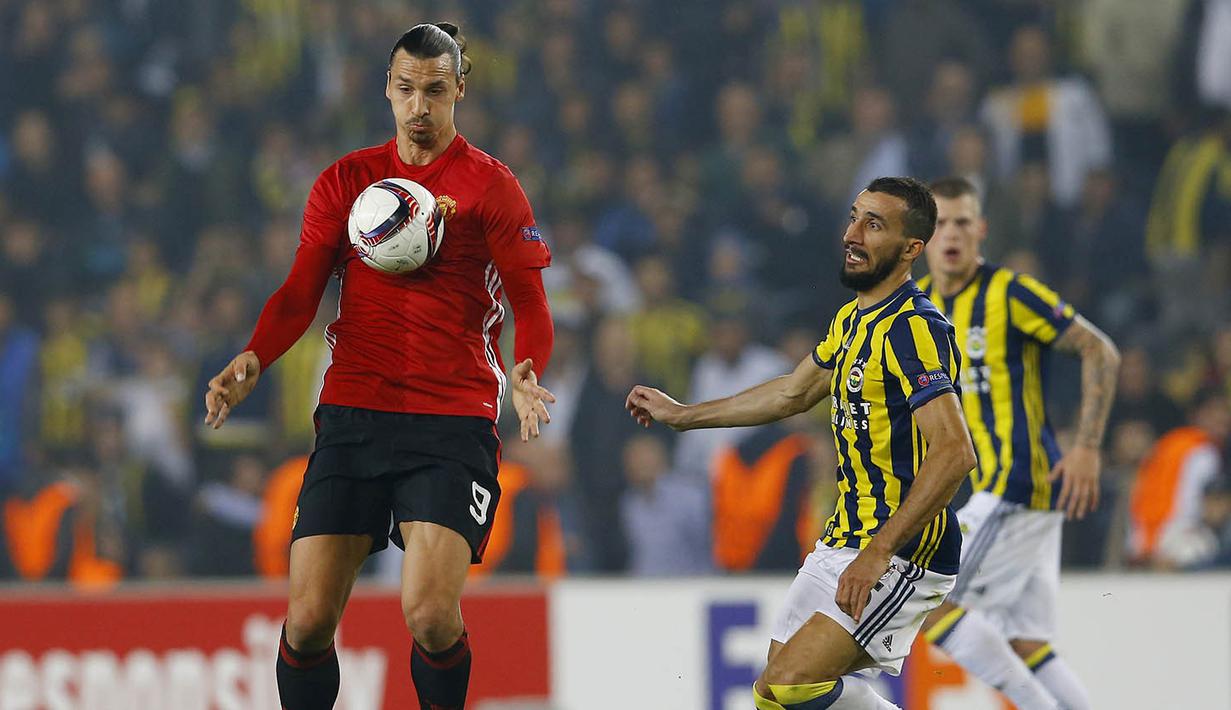 Striker Manchester United, Zlatan Ibrahimovic, berusaha melewati gelandang Fenerbahce, Mehmet Topal, pada laga Liga Europa di Saracoglu Stadium, Turki, Kamis (3/11/2016). MU kalah 1-2 dari Fenerbahce. (Reuters/Murad Sezer)