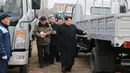 Pemimpin Korea Utara, Kim Jong-Un mengecek sejumlah truk keluaran terbaru di Kompleks Motor Sungri di Provinsi Pyongan Selatan (21/11). (Kcna Via Kns/AFP)