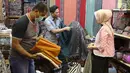 Pengunjung melihat kain hasil kerajinan yang dijual dalam pameran Katumbiri Expo 2017 di JCC, Jakarta, Rabu (6/12). (Liputan6.com/Angga Yuniar)