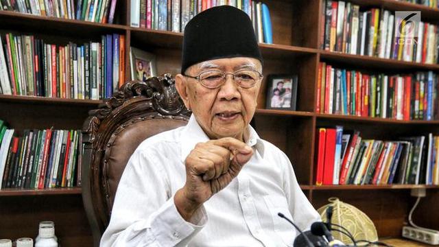 Salahuddin Wahid atau Gus Sholah memberi keterangan pers ketika tim Jelajah Kebangsaan berkunjung ke Pesantren Tebuireng dan ziarah makam Gus Dur di Jombang, Jawa Timur, Rabu (20/2).