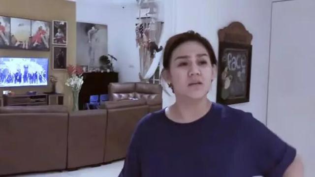 Sentuhan Elegan di Ruang Keluarga, Kontras yang Menarik