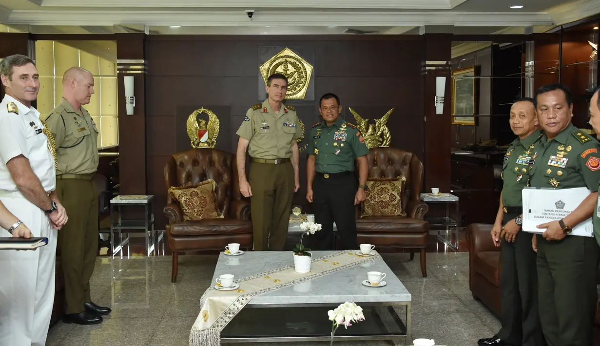 Panglima TNI Jenderal TNI Gatot Nurmantyo menerima kunjungan KSAD Australia Letnan Jenderal Angus Campbell di Jakarta, Rabu (8/2). Australia melalui Champbell meminta maaf soal penghinaan Pancasila di sebuah pangkalan militer di Perth. (HO/TNI/AFP)