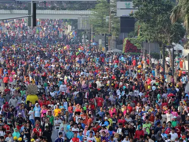 Peserta parade membanjiri Bundaran Hotel Indonesia, Jakarta, Minggu, (6/9/2015). Parade tersebut dalam rangka memperingati Hari Pelanggan Nasional yang diperingati setiap 4 September. (Liputan6.com/Helmi Afandi) 