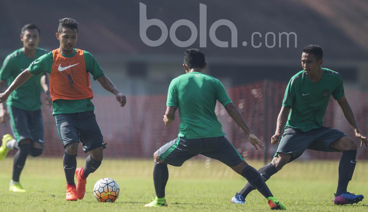 Gelandang Persib Bandung, Gian Zola, menggiring bola saat mengikuti seleksi Timnas Indonesia U-22 di Lapangan SPH Karawaci, Banten, Kamis (9/3/2017). (Bola.com/Vitalis Yogi Trisna)