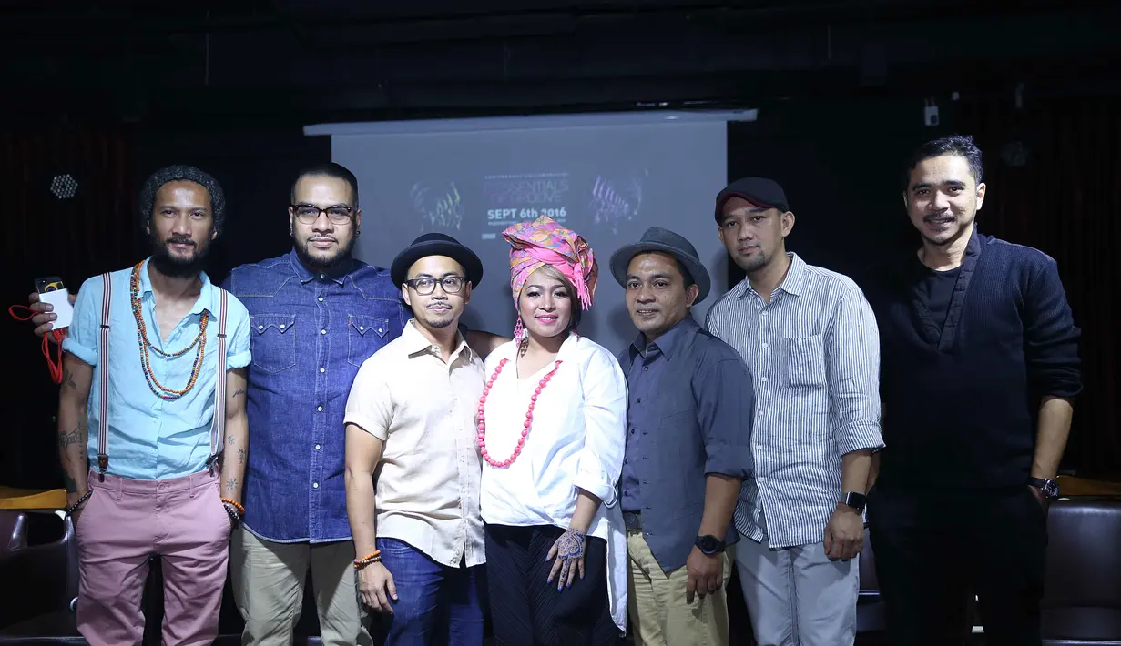 "Tiap ultah saling datang. Pernah mimpi pas ultah Kahitna, semoga bisa ultah bareng deh. Ternyata kesampaian," Ujar Rieka. (Nurwahyunan/Bintang.com)