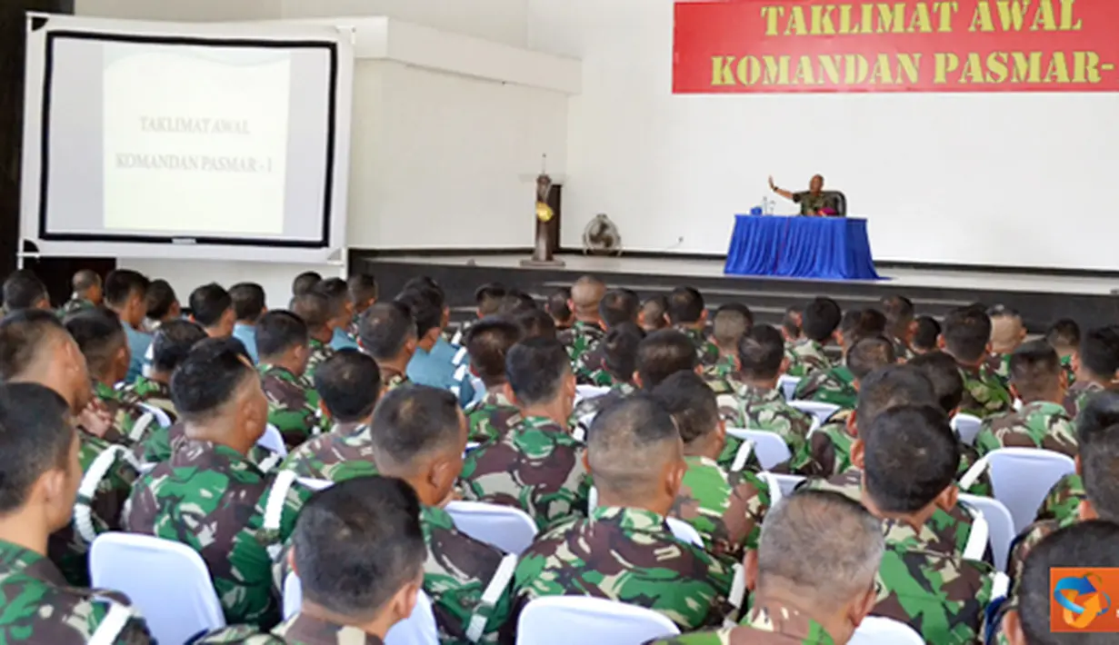 Citizen6, Surabaya: Danpasmar-1 Kolonel Marinir R Gatot Suprapto memberi taklimat kepada seluruh Personil Provos Pasmar-1 di Indoor Sport Karangpilang, Surabaya pada, Kamis (30/8). (Pengirim: Budi Abdillah)