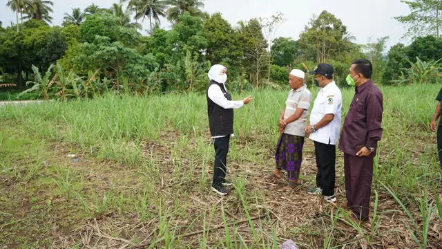 Gubernur Jawa Timur Khofifah Indar Parawansa berkomunikasi dengan warga terdampak  banjir Kalibaru Banyuwangi (Istimewa)