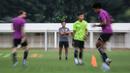 Pelatih kepala Timnas Indonesia U-23, Bima Sakti memimpin langsung latihan untuk persiapan SEA Games 2021 di Stadion Madya, Senayan, Jakarta, Selasa (12/04/2022) sore WIB. Skuat Garuda Muda rencananya akan berlaga di Hanoi pada 6-22 Mei 2022. (Bola.com/Bagaskara Lazuardi)