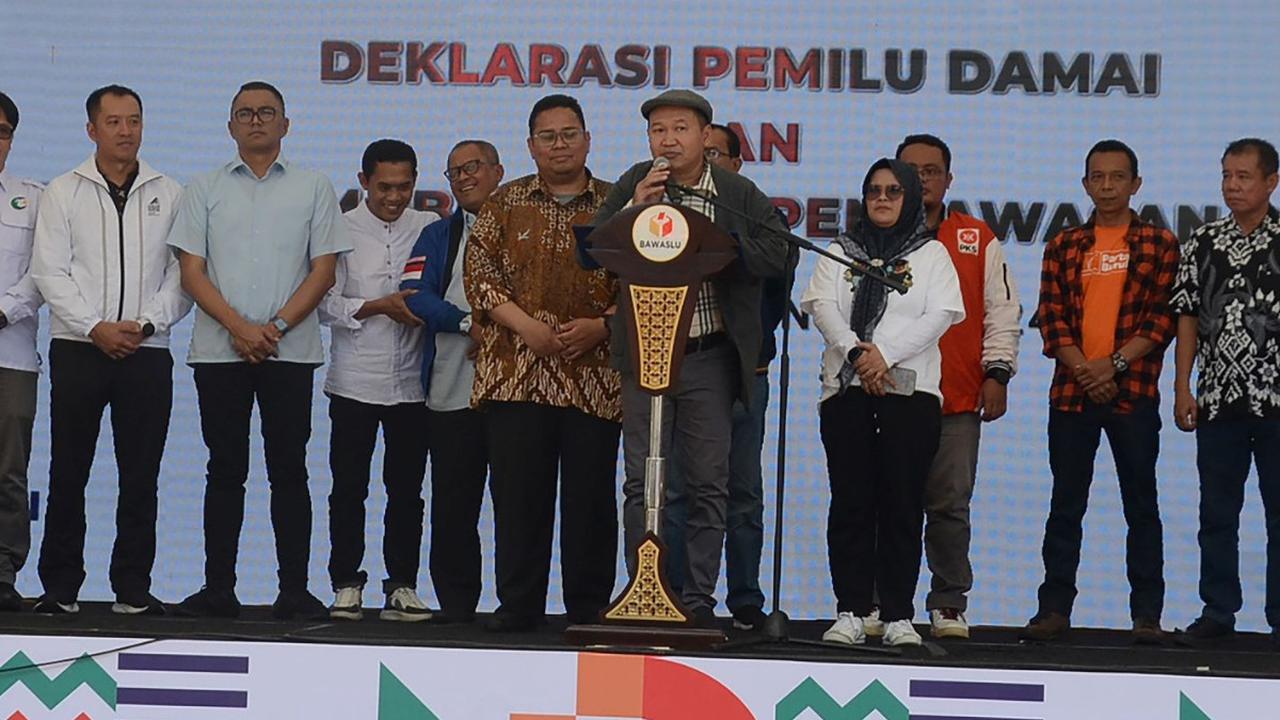Badan Pengawas Pemilu (Bawaslu) mengajak masyarakat untuk bersama-sama mengawasi dan melaporkan dugaan pelanggaran Pemilu 2024 ke Bawaslu.<br>( Foto merdeka.com / Arie Basuki )