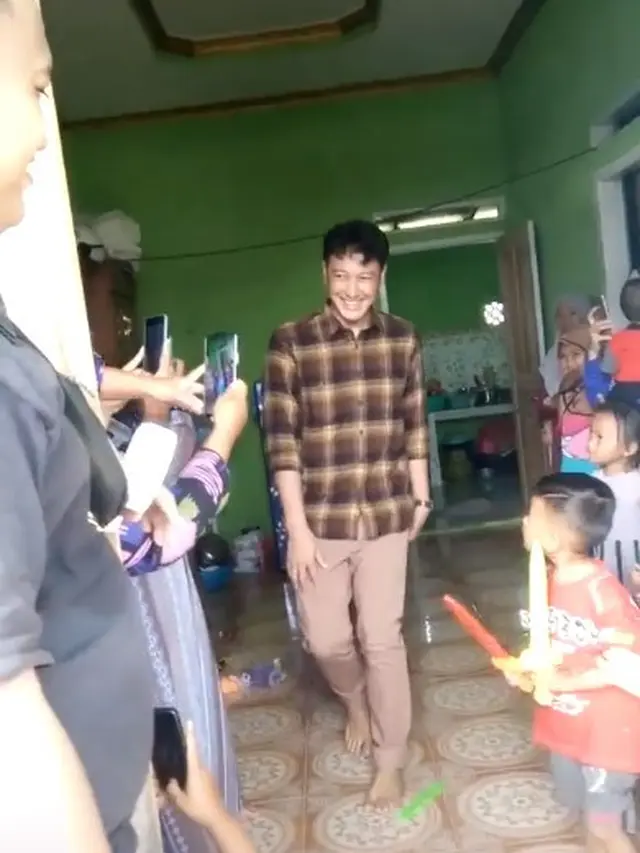 Dimas Anggara di Rumah Warga