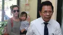 Artis Sheila Marcia didampingi kuasa hukumnya menyambangi kantor Komnas Anak, Jakarta, Selasa (5/4). Sheila datang memboyong ketiganya anaknya untuk meminta perlindungan. (Liputan6.com/Herman Zakharia)