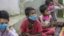 Anak-anak yang mengenakan masker sebagai pencegahan virus corona mengikuti kelas online di sebuah perkampungan kumuh di pinggiran Jammu, India, Senin, 14 Juni 2021. (AP Photo/Channi Anand)