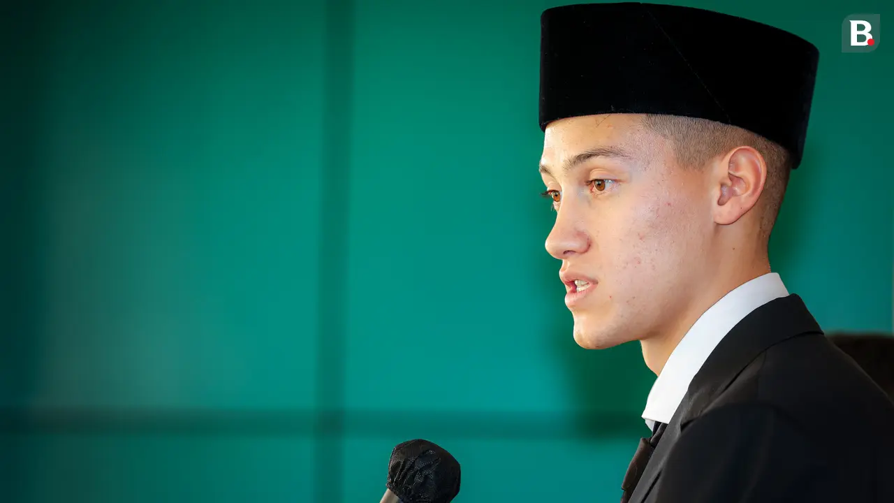 Foto: Momen Jay Idzes Resmi Jadi Warga Negara Indonesia, Bawa Sang Kekasih saat Pengambilan Sumpah