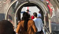 Penumpang meninggalkan pesawat Emirates Airline setelah menjalani pemeriksaan di Bandara Kennedy New York, Rabu (5/9). Sebanyak 100 dari sekitar 521 penumpang dan awak jatuh sakit selama terbang dengan pesawat dari Dubai ke New York. (Larry Coben via AP)