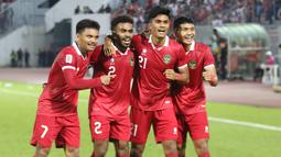 Timnas Indonesia semakin di atas angin saat kembali mencetak gol kelima melalui Ramadhan Sananta. Masuk menggntikan Ilija Spasojevic pada menit ke-63, Ramadhan Sananta mampu mencetak gol lima menit kemudian memanfaatkan umpan Saddil Ramdani. (Bola.com/Zulfirdaus Harahap)
