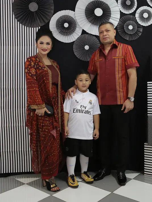 Foto yang diunggah sejak 11 Juni 2018 itu disukai lebih dari 10 ribu warganet. Beragam komentar juga turut membanjiri di kolomnya. (Instagram/krisdayantilemos)