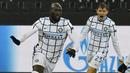 Striker Inter Milan, Romelu Lukaku, melakukan selebrasi usai mencetak gol ke gawang Borussia Moenchengladbach pada laga Liga Champions di Stadion Borussia Park, Rabu (2/12/2020). Inter Milan menang dengan skor 3-2. (AP/Martin Meissner)