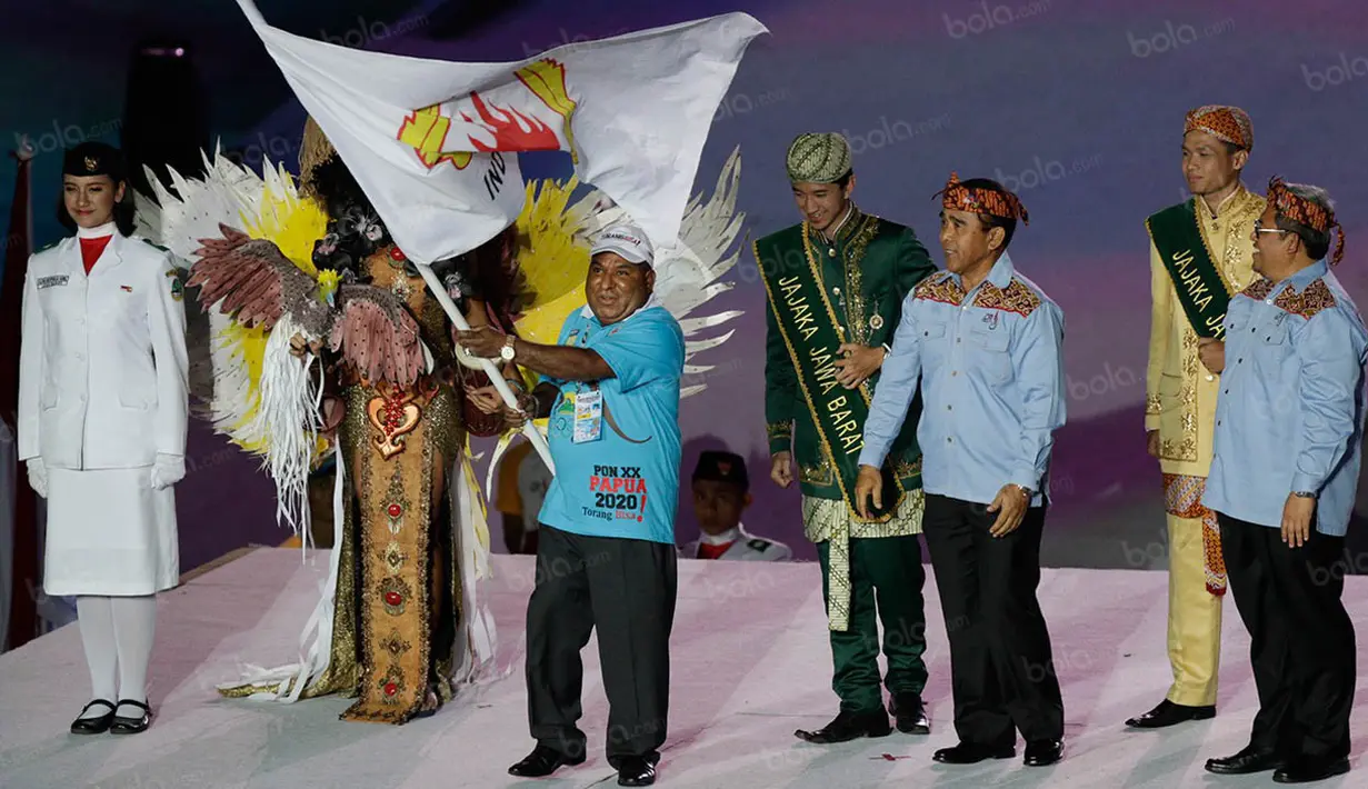 Perwakilan dari Papua mengibarkan bendera PON tanda siap mensukseskan PON Papua 2020 pada pentupan  PON XIX Jabar 2016 di Stadion Gelora Bandung Lautan Api, Kamis (29/9/2016). (Bola.com/Vitalis Yogi Trisna)