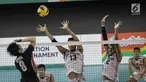 Pemain Timnas voli Indonesia memblok bola dari lawan  tim bola voli Jepang di kualifikasi bola voli 18th Asian Games Invitation Tournament di Tennis Indoor Senayan, Jakarta, Senin (12/2). Indonesia menang dengan skor 3-2. (Liputan6.com/Faizal Fanani)