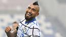 Gelandang Inter Milan, Arturo Vidal, tersenyum usai gol bunuh diri pemain Sassuolo pada laga Liga Italia di Stadion Mapei, Sabtu (28/11/2020). Inter Milan menang dengan skor 3-0. (Massimo Paolone/LaPresse via AP)