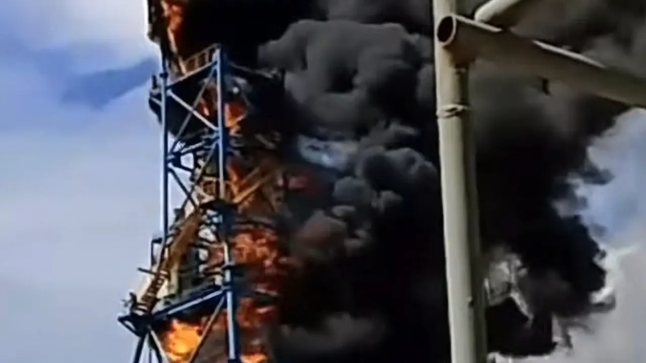 Kebakaran menara scrubber milik PT Sulawesi Nickel Cobalt (SLNC) yang terjadi pada Minggu (12/10/2025) di kawasan PT Indonesia Morowali Industrial Park (IMIP) (Istimewa)