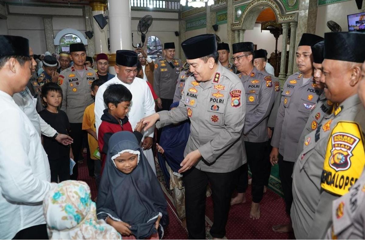 Kapolda Riau Irjen Pol Muhammad Iqbal Tarawih dan Subuh Berjamaah di Pelalawan