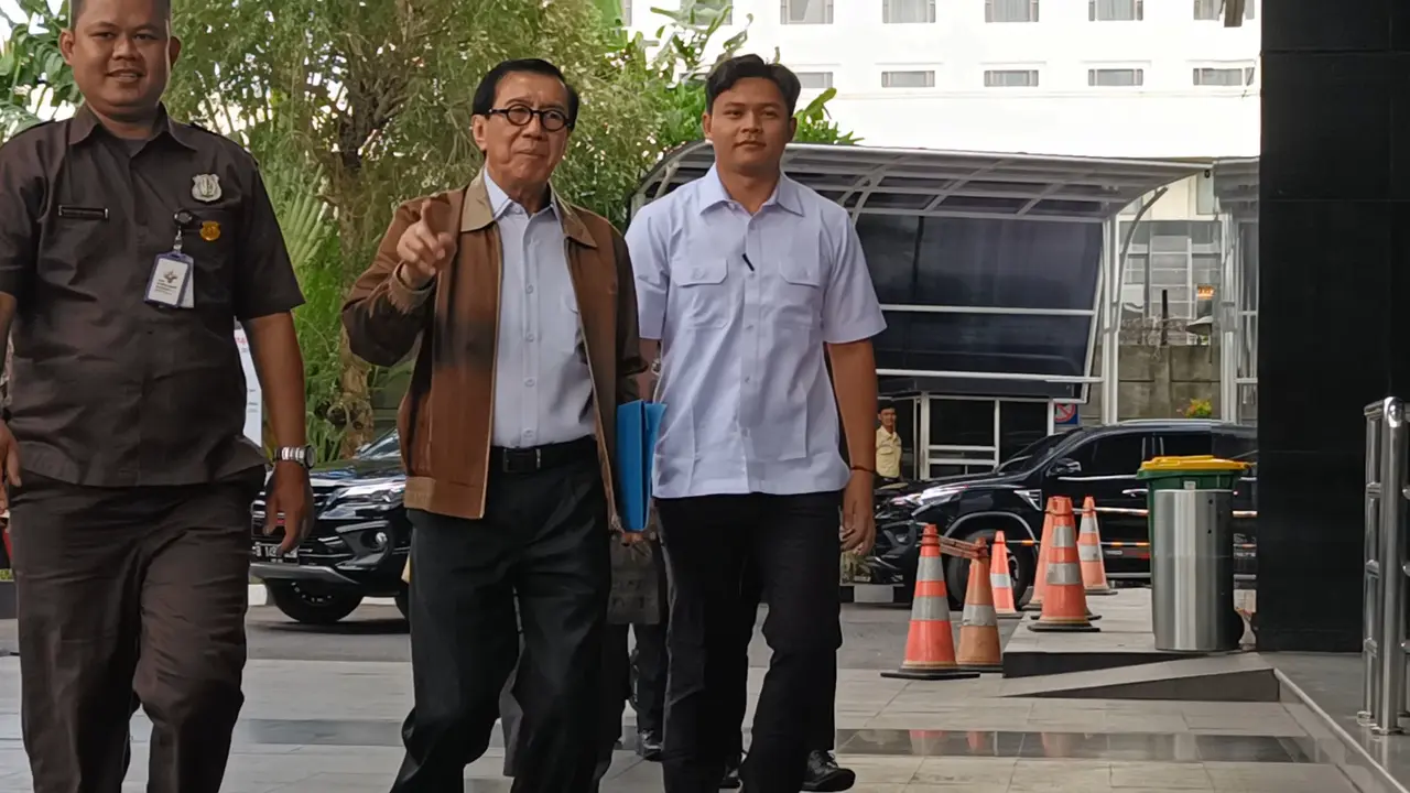 Mantan menteri Hukum dan Hak Asasi Manusia (Menkumham) Yassona Laoly memenuhi panggilan penyidik Komisi Pemberantasan Korupsi (KPK), Rabu (18/12/2024).