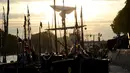 Pemandangan sungai Loire yang dipenuhi perahu saat matahari terbenam di Orleans, Prancis (24/9). Dalam festival ini puluhan hingga ratusan perahu berkumpul di sungai Loire untuk memeriahkan acara. (AFP Photo/Guillaume Souvant)