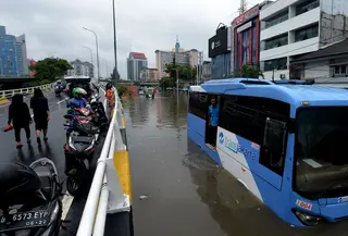 Bus transjakarta terendam banjir di Jalan Raya Daan Mogot, Jakarta, Rabu (1/1/2020). Hujan yang turun saat malam pergantian tahun baru 2019-2020 menyebabkan sejumlah titik jalan terputus di kawasan Grogol terendam banjir. (merdeka.com/Imam Buhori)