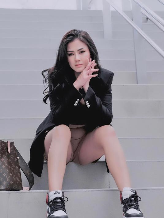 Penampilan model 31 tahun ini banyak menuai ragam komentar dari warganet. Sebagian besar memuji kecantikannya, hingga ada yang menyebut dia mirip dengan artis Thailand. (Instagram/nitagunawan09)