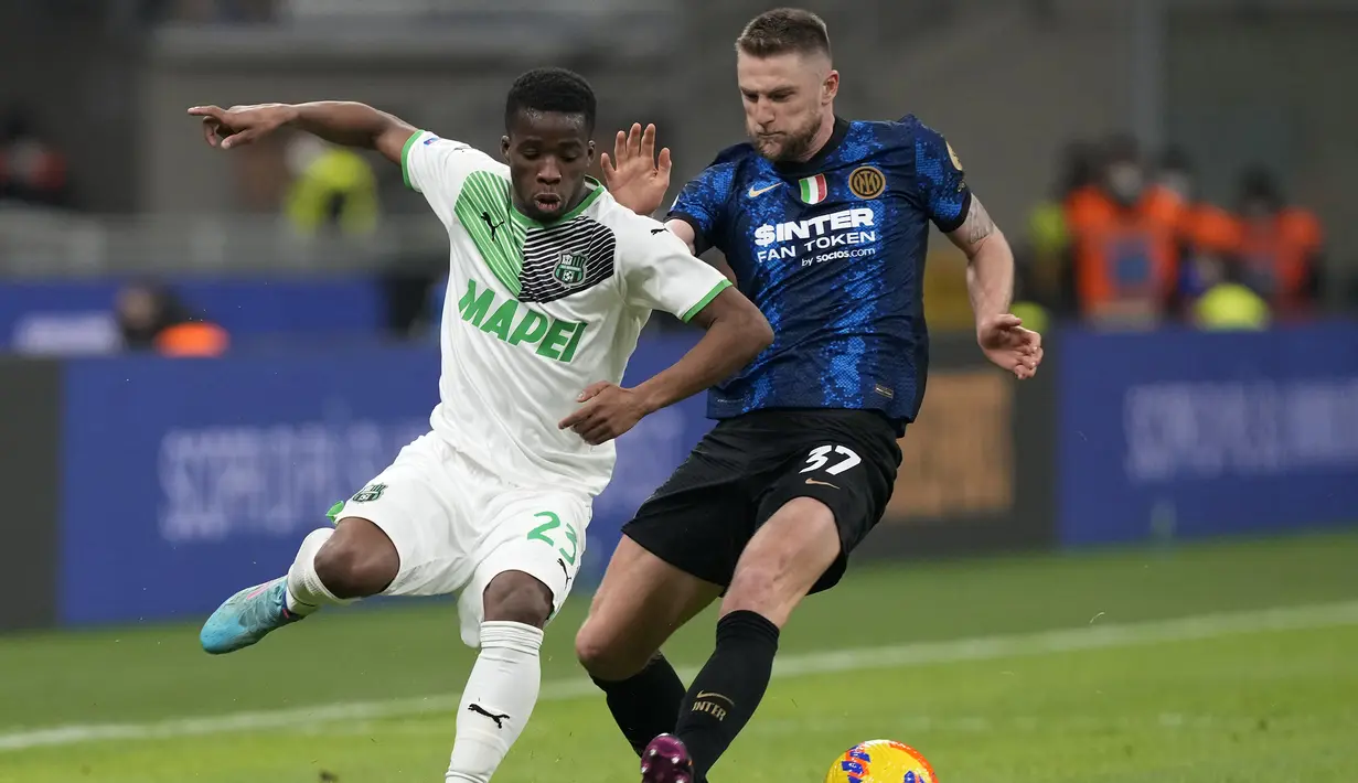 Di awal laga, Sassuolo langsung merepotkan Inter Milan melalui aksi Hamed Junior Traore. Sayang, setelah berhasil melewati dua pemain belakang Inter, tembakannya masih melebar dari gawang Samir Handanovic. (AP/Antonio Calanni)