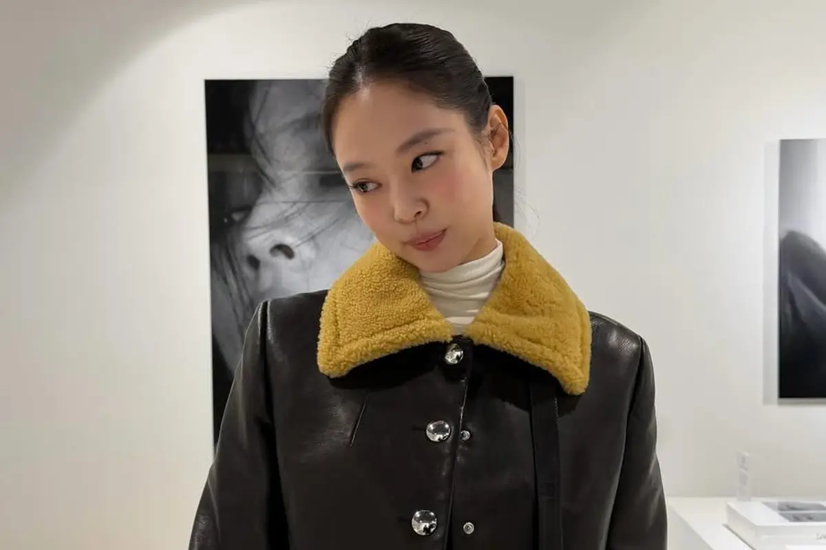 Usia 30 Makin Bersinar, Jennie BLACKPINK Pilih Gaya Minimalis yang Tetap Mewah di Pameran Fotonya