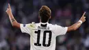 Striker Juventus, Paulo Dybala, merayakan gol yang dicetaknya ke gawang Young Boys pada laga Liga Champions di Stadion Juventus, Turin, Selasa (2/10/2018). Juventus menang 3-0 atas Young Boys. (AFP/Marco Bertorello)