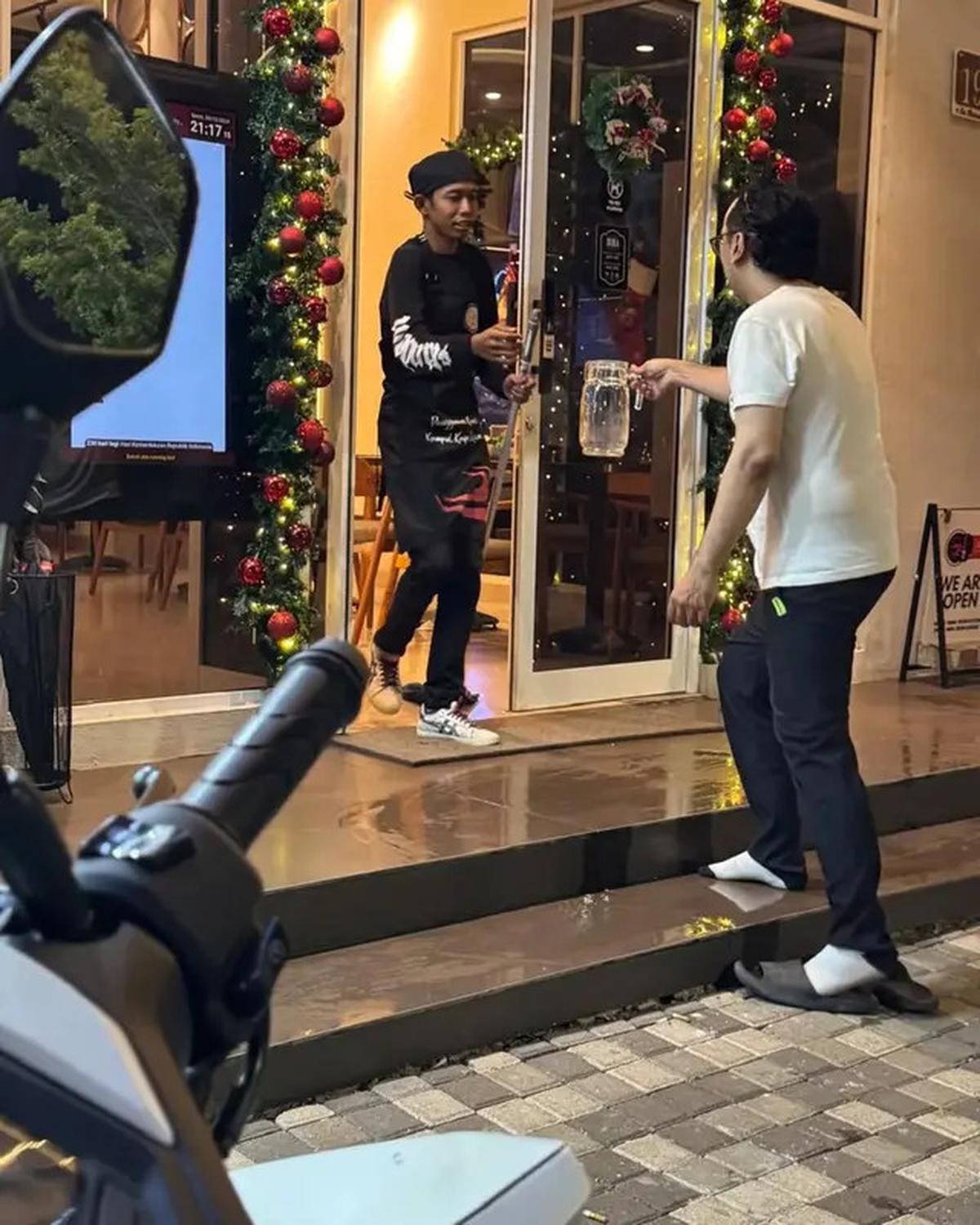 Profil Dede Sunandar, Komedian yang Tak Gengsi Jadi Pramusaji Restoran