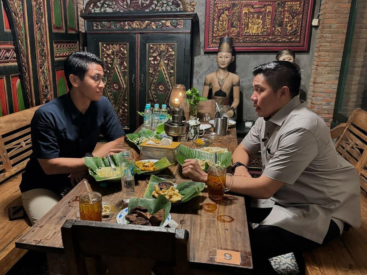 Kompol Syarif Makan Angkringan Sama Mayor Teddy