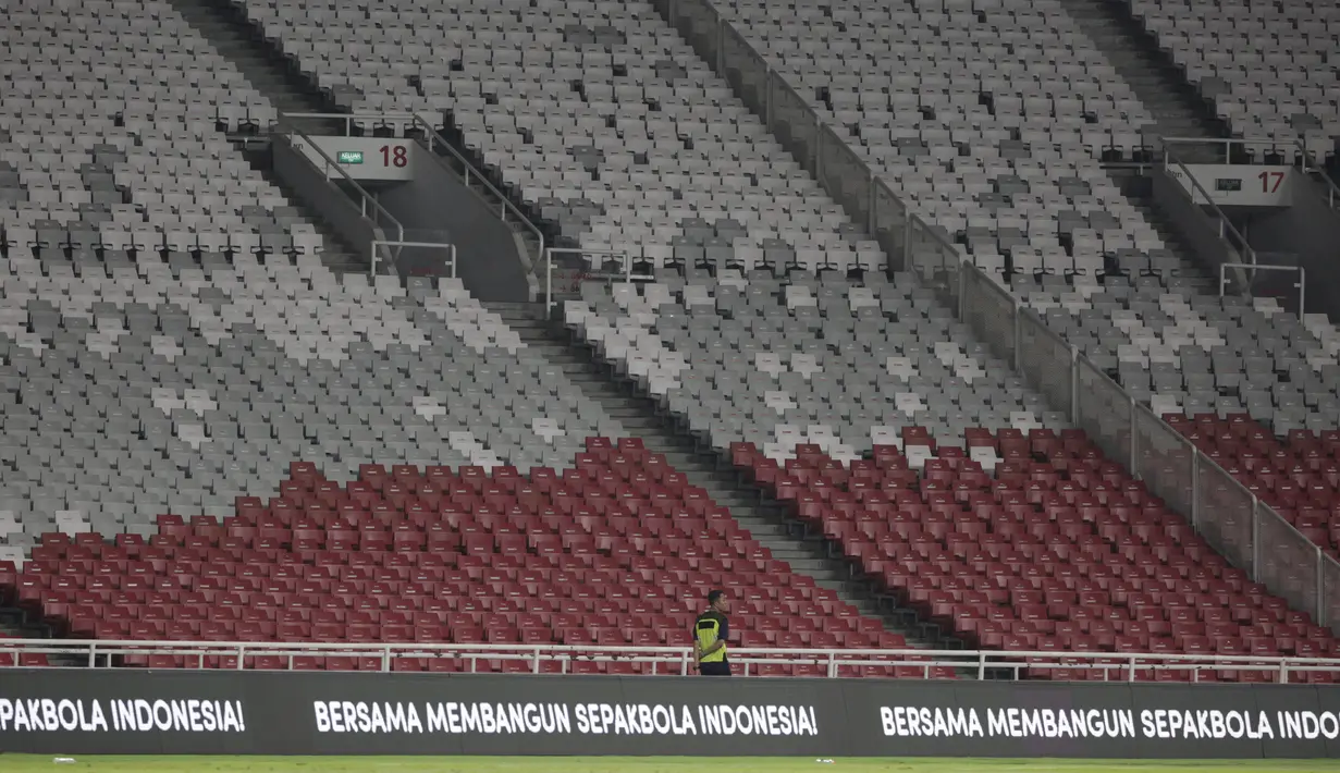 Suasana penonton saat laga Kualifikasi Piala Dunia 2022 antara Timnas Indonesia melawan Thailand di SUGBK, Jakarta, Selasa (10/9). Laga berlangsung sepi hanya dihadiri 11.619 penonton. (Bola.com/Vitalis Yogi Trisna)