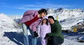 Saat libur Natal dan Tahun Baru, Chicco Jericho dan Putri Marino mengajak anak-anaknya menikmati liburan bersama di Eropa.  Destinasi awal yang dikunjungi keluarga tersebut adalah Swiss seperti pada gambar yang diunggah di media sosial Instagram.  (Liputan6.com/IG/@chicco.jericho)
