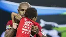 Kapten Persipura, Boaz Solossa, menggendong sang putri sebelum bertanding melawan Bhayangkara FC pada laga Liga 1 Indonesia di Stadion Patriot, Bekasi, Sabtu (9/9/2017). Bhayangkara FC menang 2-1 atas Persipura. (Bola.com/Vitalis Yogi Trisna)