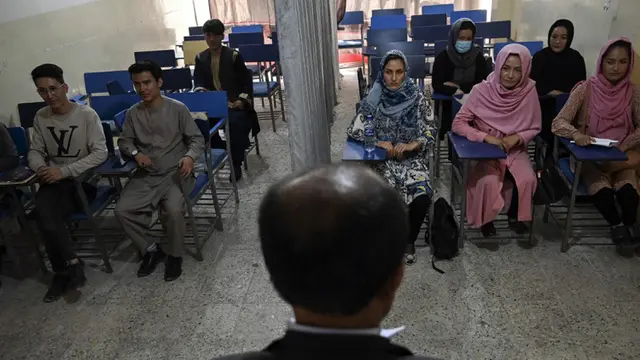 FOTO: Ikuti Taliban, Universitas di Afghanistan Pisah Pria dan Wanita dengan Tirai