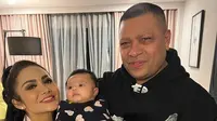 Raul Lemos menggendog Baby Ameena putri Aurel Hermansyah dan Atta Halilintar. (Foto: Dok. Instagram @krisdayantilemos)