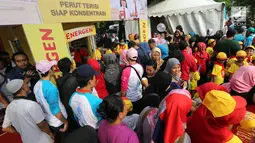 Warga memadati stand pada acara Kampanye Nasional bertajuk Cegah Stunting Itu Penting di Lapangan Gasibu, Bandung, Minggu (18/11). Kegiatan ini juga memberi edukasi pentingnya sarapan sehat sebelum jam sembilan pagi. (Liputan6.com/HO/Bon)