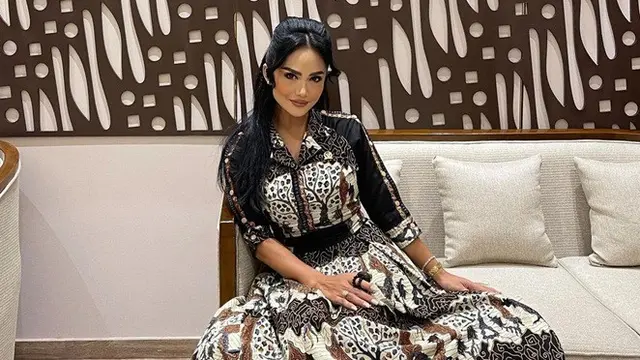 7 Gaya Busana Krisdayanti saat Pakai Batik, Tetap Elegan