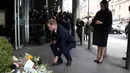 Pangeran Harry dan Meghan Markle meletakkan karangan bunga sebagai penghormatan kepada para korban serangan teror di Christchurch saat mengunjungi Komisi Tinggi Selandia Baru di London, Selasa (19/3). (Ian Vogler/Pool via REUTERS)