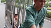 Postingan itu memperlihatkan aksi seorang pria tengah membonceng anaknya yang berada dalam sebuah kandang besar.